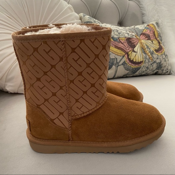 UGG Classic Short UGG Logo Boots Chestnut Kid’s 5 (Will Fit a Women’s 7) NWOB - Picture 1 of 9